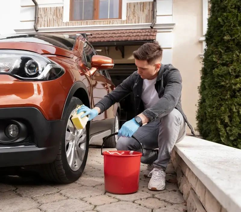 Lavage auto à domicile Cahuzac : professionnel intervenant sur un véhicule
